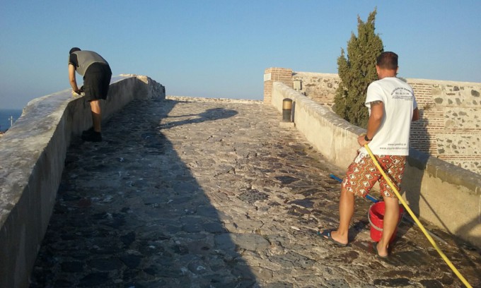 LIMPIEZA EXCREMENTO GAVIOTAS  CASTILLO DE SAN MIGUEL  ALMUÑECAR 16  (1)