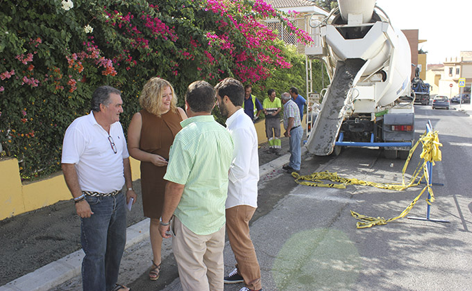 La alcaldesa de Motril, Flor Almón, junto con el teniente de alcalde de Obras Públicas, Antonio Escámez, visitando las obras de la calle Manuel Peña Alta