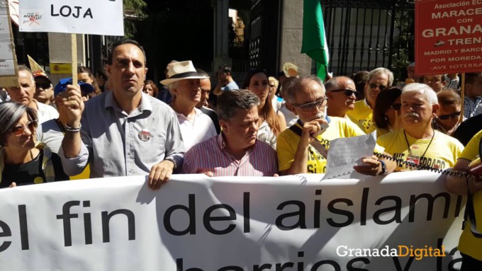 Lectura-del-Manifiesto-por-el-fin-del-aislamiento-ferroviario-en-Granada