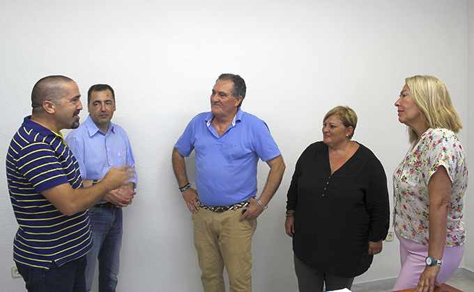 Los tenientes de Alcalde Antonio Escamez, Susana Feixas y Maria Angeles Escamez junto con los responsables de la Asociación Granada Mas