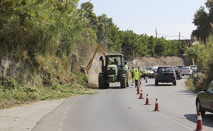 Operarios realizando trabajos de mejora en la Carretera del Candelón