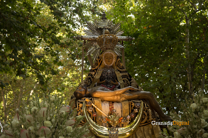 El traslado de la Virgen de las Angustias despierta a Granada