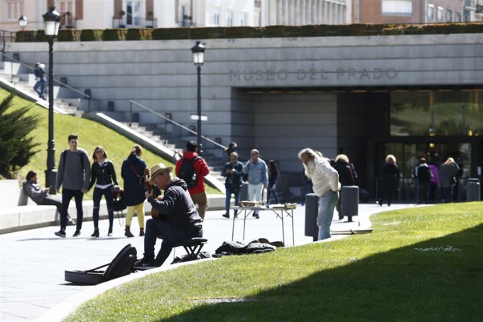 ciudadanos-andando-museo-del-prado