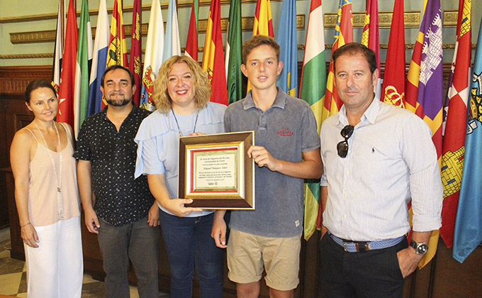 la alcaldesa de Motril entrega la placa de reconocimiento a Miguel Yanguas junto con el concejal de Deportes y la presencia de los padres del deportista