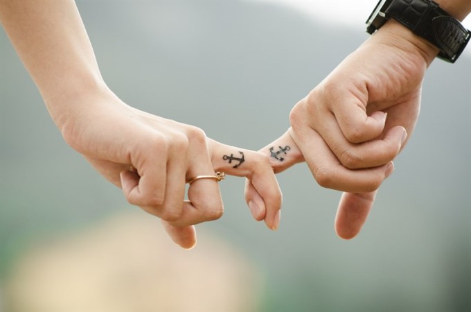 pareja-tatuajes-amor-manos