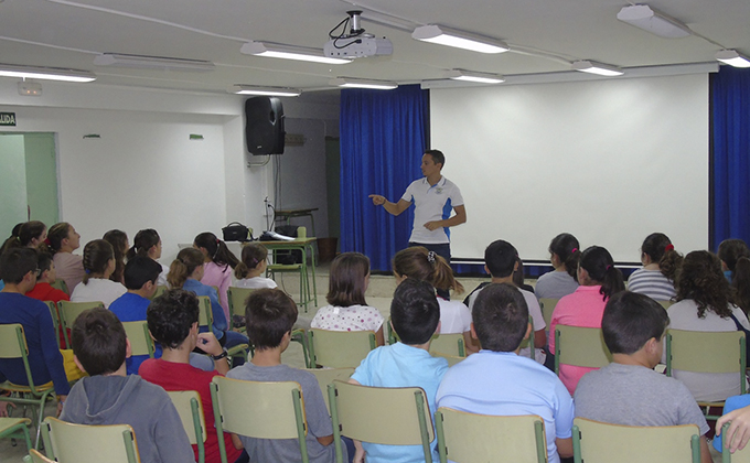 carlos-ferron-explica-a-los-alumnso-de-6-primaria