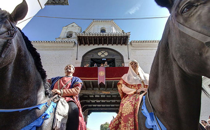 La Reina Isabel y el Rey Fernando recrean la firma virtual de las Capitulaciones La Reina Isabel y el Rey Fernando recrean la firma virtual de las Capitulaciones