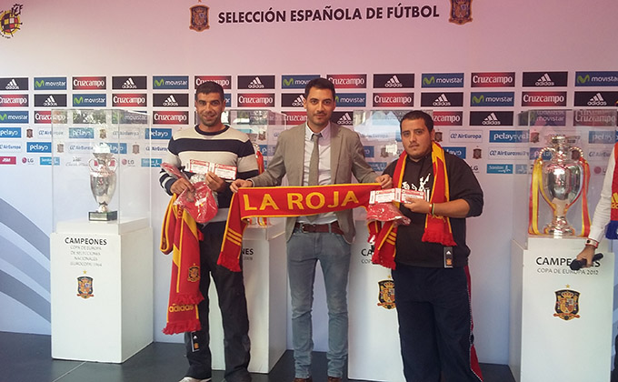 eduardo-castillo-entrega-premios-a-los-vecedores-en-la-fan-zone