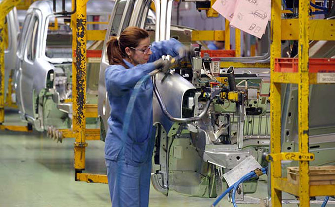 mujer_trabajando_fabrica_coches