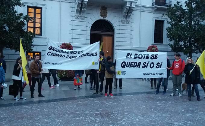 jovenes-en-pie-granada-botellodromo