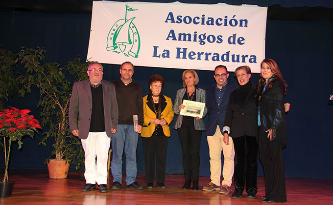 galardonados-junto-a-ediles-y-responsables-de-amigos-de-la-herradura-16