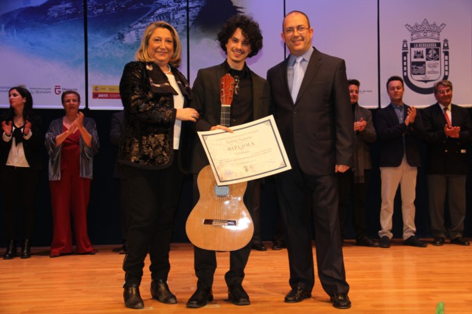 ALI ARANGO RECIBE EL PRIMER PREMIO ANDRES SEGOVIA DE MANOS DE ALCALDESA Y LA GUITARRA DE AARON GARCIA 17