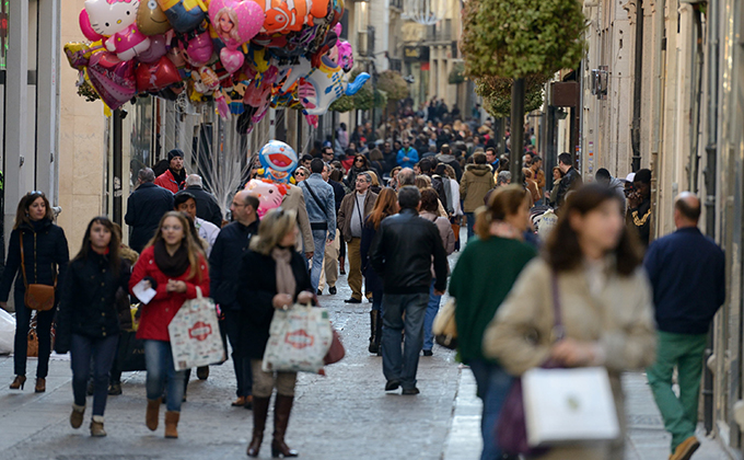 gente-tiendas-centro-comercial-abierto