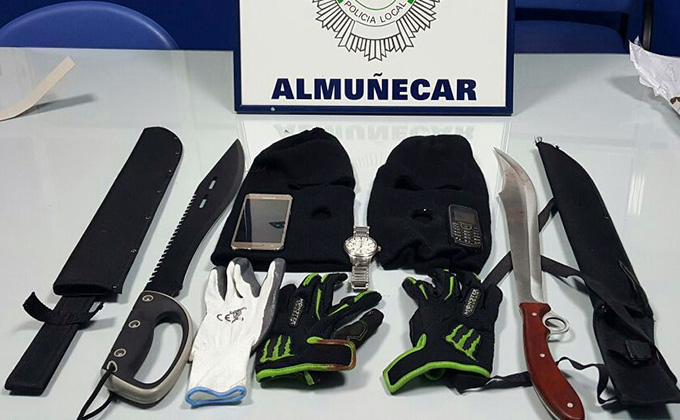 MACHETES OTRO MATERIAL INCAUTADO A LOS DETENIDOS POR LA POLICIA LOCAL DE ALMUÑECAR 17