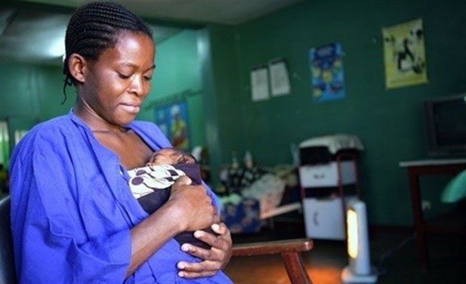 mujer-madre-embarazada-recien-nacido-bebe-tercer-mundo-pobreza-
