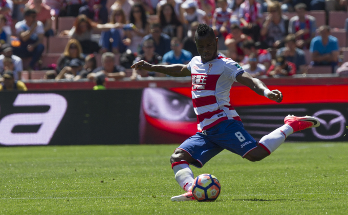 Wakaso golpea el balón durante un partido en Los Cármenes | Foto: Antonio L. Juárez