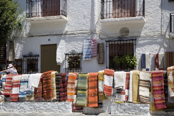 Pampaneira. Venta de jarapas, artesanía típica, en la plaza de la iglesia.