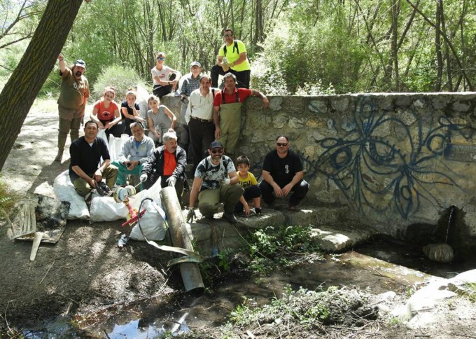 Voluntarios en la Fuente de la Pita de Cenes de la Vega