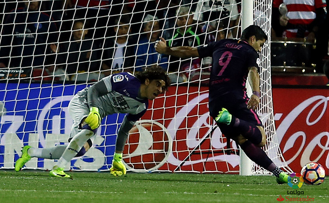 Ochoa trata de detener un tiro de Luis Suárez | Foto: Archivo GD