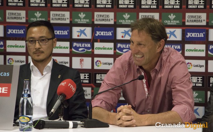 tony-adams-kangning-wang-rueda-de-prensa