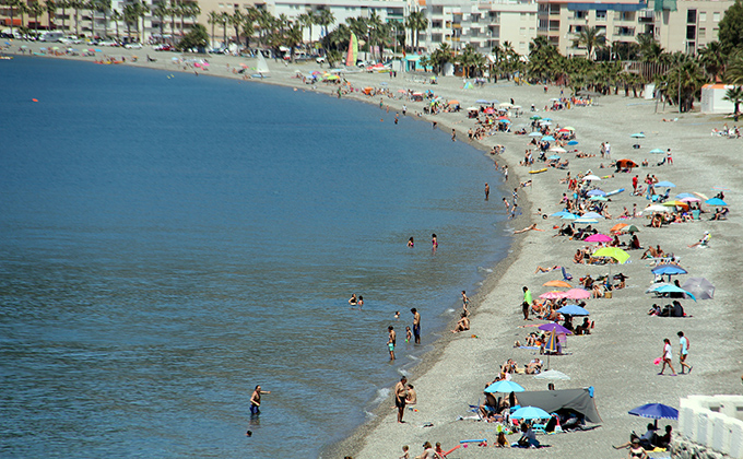 AMBIENTE VERANIEGO ESTE DOMINGO EN LA PLAYA DE LA HERRADURA 17