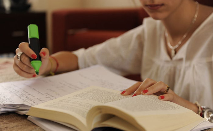 Chicos-estudiando_