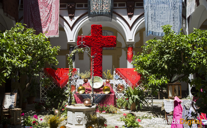 Las cruces se hacen con Granada para festejar la festividad | Foto: Asun Rodríguez