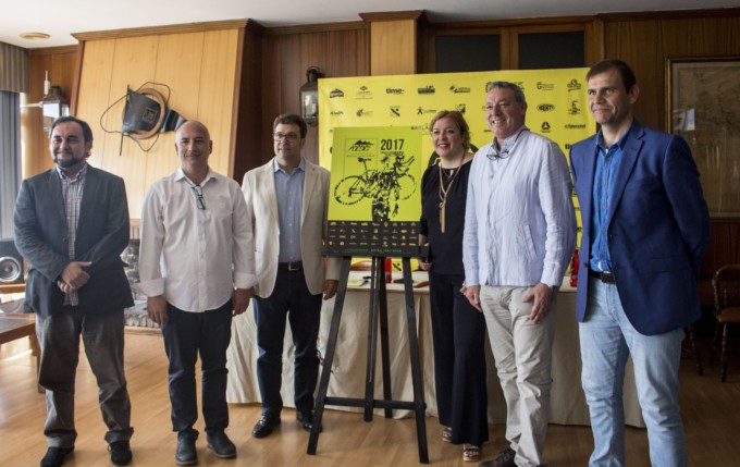 Momento de la presentación del cartel del Ultra TRi Spain 2017 en Motril