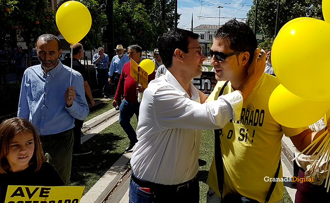 Paco Cuenca en la manifestacion ave ferrocarril marea amarilla