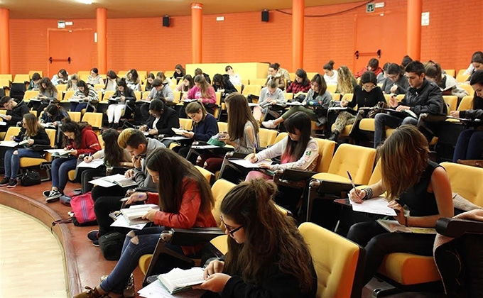 estudiantes-examen-clase-erasmus