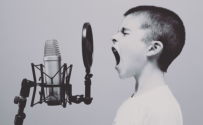 microfono niño canta