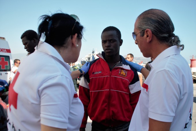 cruz-roja-motril-rescate-ayuda-inmigrantes-pateras