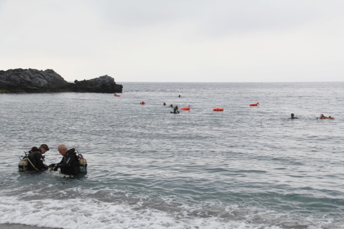 BUCEADORES ANTES DE SUMERGIRSE EN AGUAS DE PUNTA DE LA MONA CAMPEONATO ANDALUCIA 17