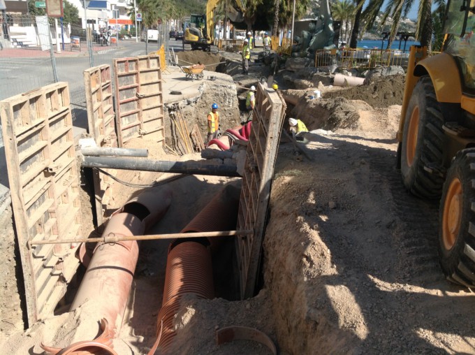 OBRAS DE CANALIZACIONES EN EL VIAL DE LA PLAYA DE LA HERRADURA AHORA 17 (1)