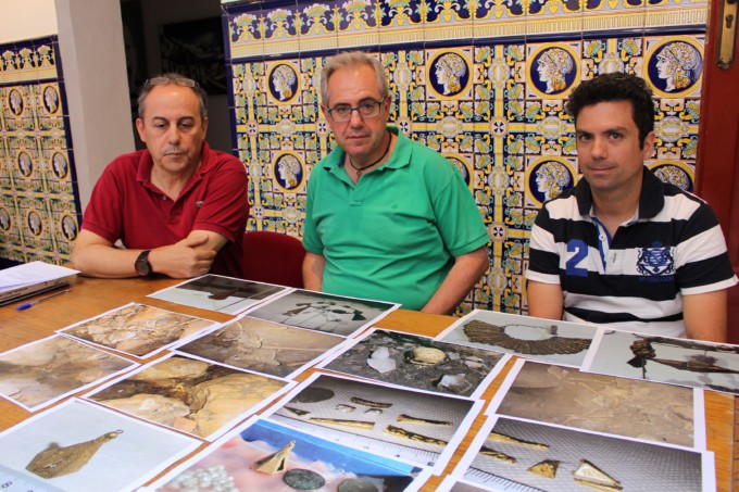 El concejal de Cultura del yto de Motril (centro) juntoa los espeleólogos que han encontrado restos de la época Nazarí