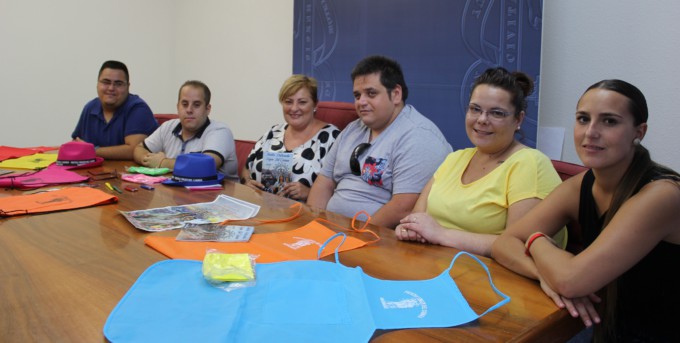 Foto de archivo de Susana Feixas y miembros de la Asociación-comisión Virgen del Carmen en la presentación de las fiestas de Varadero