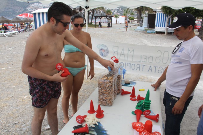 VOLUNTARIO DEPOSITA COLILLAS RECOGIDAS EN LA PLAYA 17