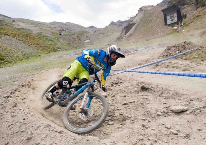 luis-zarco-bull-bikes-sierra-nevada-descenso-montana