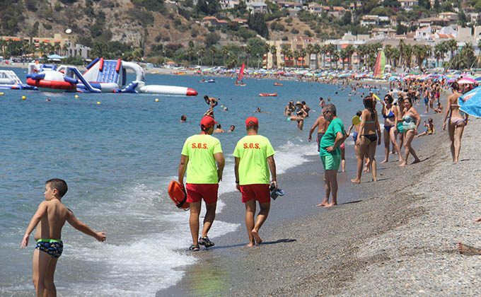 SOCORRISTAS POR LA PLAYA DE LA HERRADURA 17