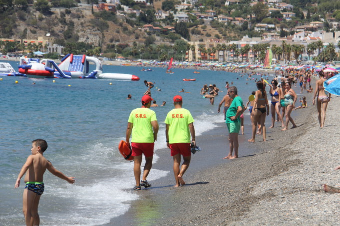 SOCORRISTAS POR LA PLAYA DE LA HERRADURA 17