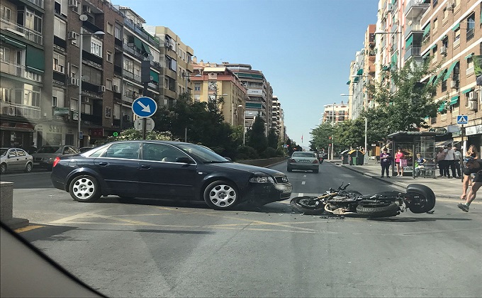 colision moto y coche en Camino de Ronda