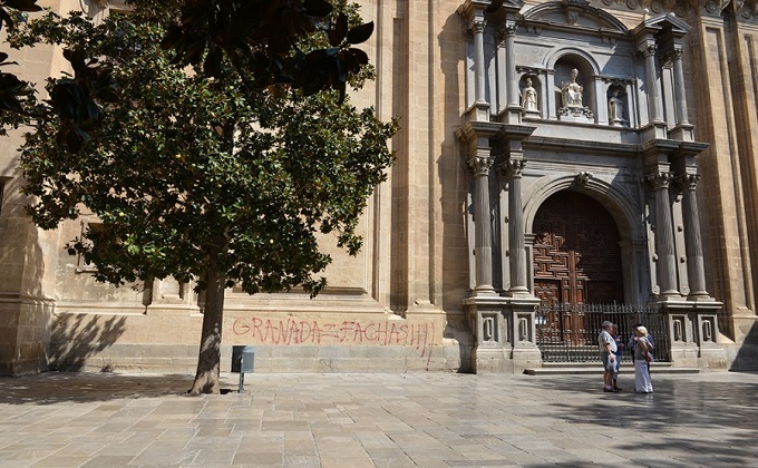 pintada fachada de la iglesia Sagrario-Catedral