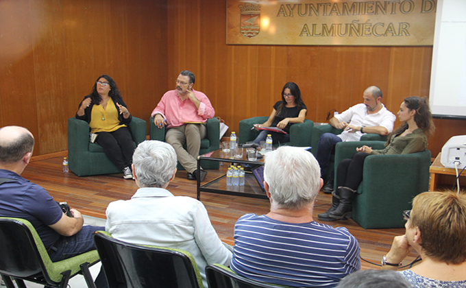 ARQUEOLOGOS DURANTE LA PRESENTACION DE LA ACTUACION EN CERRO VELILLA 17