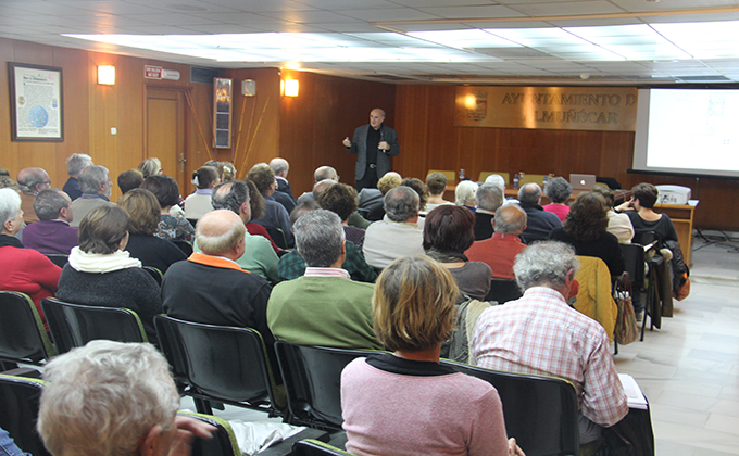 PROFESOR PEREZ GOMEZ DURANTE LA CONFERENCIA 16