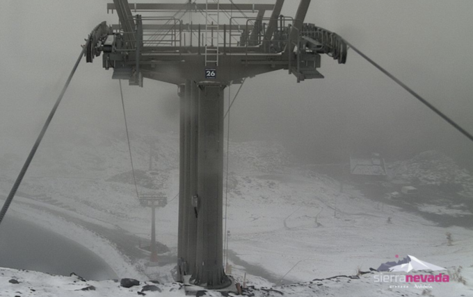 La estación de esquí de Sierra Nevada se tiñe de blanco a partir de los 2.500 metros de altitud