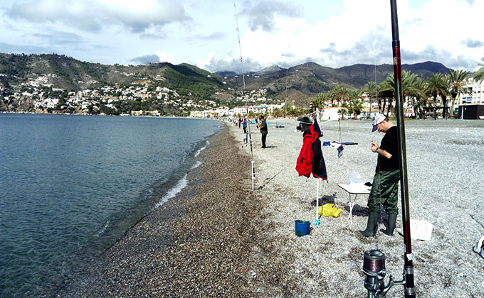 PESCADORES EN EL CERTAMEN EN PLAYA LA HERRADURA 16