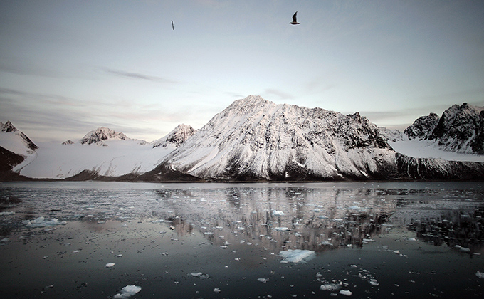 fiordos-entre-montanas-y-glaciares-al-norte-de-la-isla-de-svalbard-noruega-copy-andoni-canela