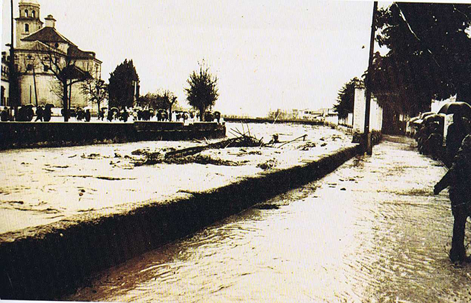 La crecida del Genil arranca el puente pasarela de las Brujas el 16 de Febrero de 1963