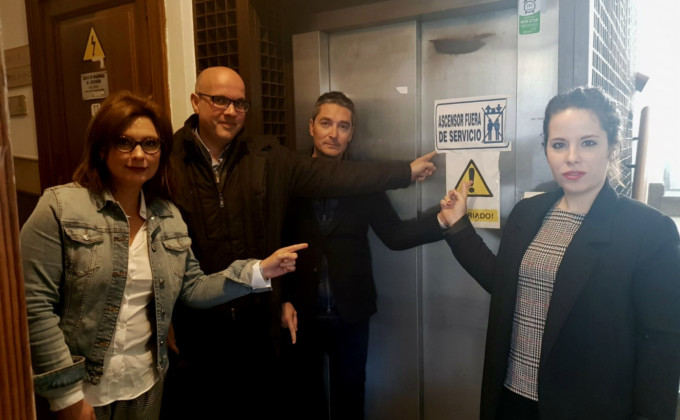 Los concejales de Cs Granada junto al ascensor averiado
