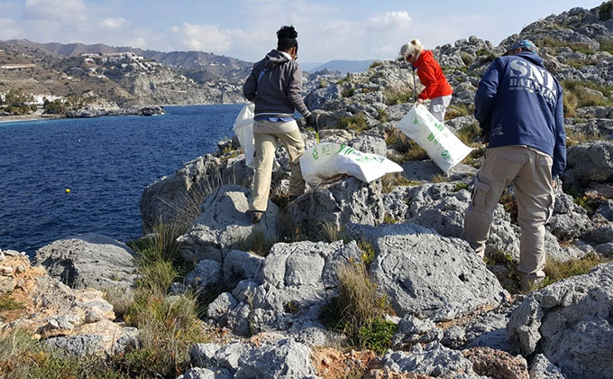 Voluntarios en plena limpieza de la zona indicada en Punta de la Mona 18